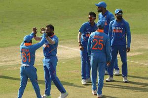 హైదరాబాద్ వన్డే: ఖవాజా 50, భారత్ విజయ లక్ష్యం 237