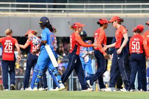 ఆఖరి ఓవర్లో మూడు పరుగులు చేయలేక... ఇంగ్లాండ్‌ చేతిలో భారత్‌ ఓటమి