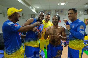 ముఖాన్ని కేక్‌తో పులిమేశారు: జాదవ్ బర్త్‌డే సెలబ్రేషన్స్‌లో ధోనిసేన (వీడియో)