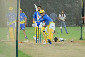 నెట్ ప్రాక్టీస్ లో అదర గొట్టిన ధోనీ: ఐపీఎల్ మ్యాచుల్లో బౌలర్లకు చుక్కలే!