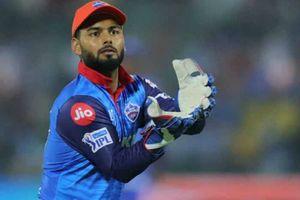 పంత్ 'ఫోర్' అంచనా: మ్యాచ్ ఫిక్సింగ్ చేశాడంటూ నెటిజన్ల విమర్శలు (వీడియో)