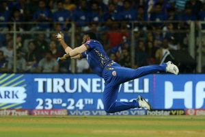 ఐపీఎల్ 2019: MI vs DC: ఒంటి చేత్తో సూపర్ మ్యాన్‌లా పొలార్డ్ క్యాచ్ (ఫోటో)