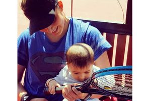 తన కుమారుడి చేతిలో టెన్నిస్ రాకెట్: మురిసిన సానియా మిర్జా