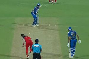 Match 7, RCB vs MI: బౌండరీ లైన్ వద్ద అద్భుతం చేసిన నవదీప్ షైనీ (వీడియో)