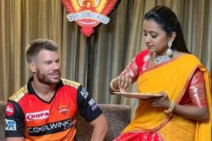 Pic Talk: డేవిడ్ వార్నర్‌తో యాంకర్ సుమ, ఫేస్‌బుక్‌లో ఫోటోలు