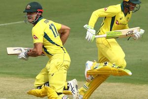 హైదరాబాద్ వన్డే: నిలకడగా ఆసీస్, హాఫ్ సెంచరీకి చేరువలో ఖవాజా