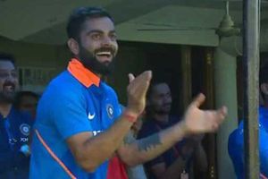 ఆఖరి బంతికి సిక్స్ బాదిన బుమ్రా: మురిసిపోయిన కోహ్లీ (వీడియో)