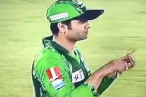 క్యాచ్ పట్టినట్టు నటించి నవ్వులు పాలైన పాక్ క్రికెటర్ (వీడియో)