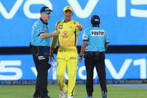 ఆవేశంగా మైదానంలోకి 'మిస్టర్‌ కూల్‌'.. తొలిసారి అంపైర్లతో వాదన