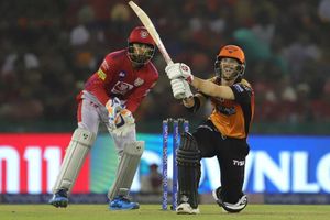 ఐపీఎల్: వరుసగా ఏడో అర్ధ శతకం చేసిన వార్నర్‌