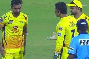 కోపంతో ఊగిపోయిన ధోని: మ్యాచ్ తర్వాత హత్తు కున్నాడు (వీడియో)