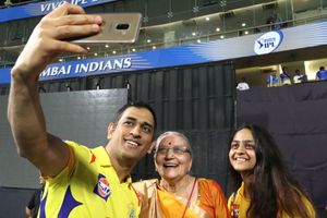 స్వయంగా వచ్చి అభిమానిని కలిసిన 'ధోనీ'