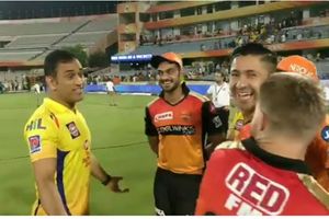 నవ్వులు పూశాయి: వార్నర్, విజయ్ శంకర్‌లతో ధోని సరదా ముచ్చట (వీడియో)