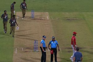ఐపీఎల్: అంపైర్‌ జేబులోనే బంతి.. ఆగిన మ్యాచ్‌
