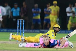 బౌలర్‌, బ్యాట్స్‌మన్‌ పడిపోయారు.. బంతి మాత్రం సిక్సర్‌ వెళ్ళింది