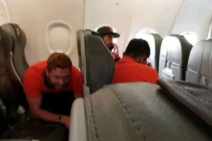 ఐపీఎల్: విమానంలో విలియమ్సన్‌ను భయపెట్టిన జానీ బెయిర్ (వీడియో)