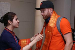 బెయిర్ స్టో ఫోటో వైరల్: ధోని-సాక్షితో పోలిక పెడుతూ నెటిజన్ల ట్వీట్లు