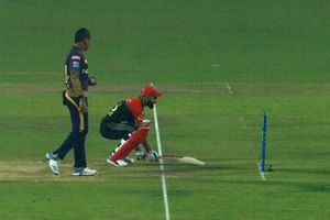 నన్నే మన్కడింగ్ చేస్తావా!: సునీల్ నరేన్‌ను ఆటపట్టించిన కోహ్లీ (వీడియో)