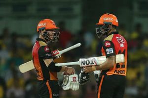 టాస్ నెగ్గిన పంజాబ్: వార్నర్‌కి చివరి మ్యాచ్, అభిమానులతో కిక్కిరిసిన ఉప్పల్ స్టేడియం