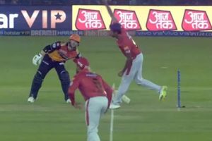 మన్కడింగ్ భయం: అశ్విన్ బౌలింగ్‌లో వెనక్కి తగ్గిన వార్నర్ (వీడియో)