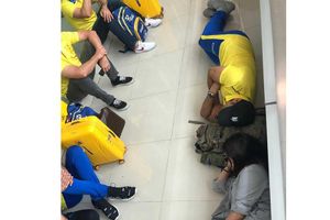 ధోనీ సింప్లిసిటీ.. ఎయిర్‌ పోర్టు నేలపైనే కునుకు