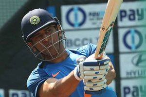 ధోని నువ్వు సీఎస్‌కేకే ఆడతావా? ఇండియాకి ఆడవా?