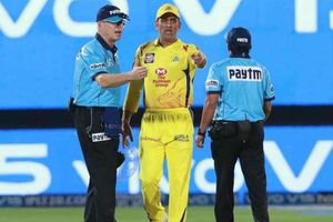 ధోని కూడా మనిషే!: నో-బాల్ వివాదంపై మద్దతుగా నిలిచిన గంగూలీ