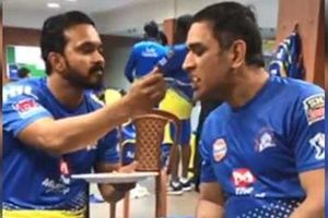 ఐపీఎల్: ధోనీకి అల్పాహారం తినిపిస్తున్న జాదవ్‌ (వీడియో)