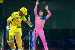 ధోని ఎంత లక్కీనో: బంతి స్టంప్స్‌కు తగిలినా.. బెయిల్స్ పడలేదు (వీడియో)