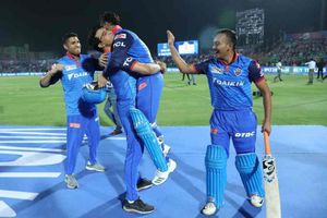 ఊహించలేదు: సౌరవ్ తనను ఎత్తుకోవడంపై రిషబ్ పంత్ (వీడియో)