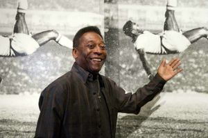 పుట్‌బాల్ పీలేకు అనారోగ్యం: పారిస్‌లోని ఆసుపత్రిలో చికిత్స