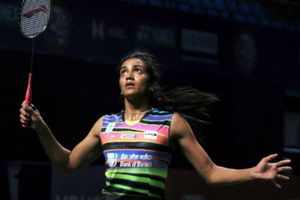 సింగపూర్ ఓపెన్: సెమీస్‌కు సింధు, టోర్నీ నుంచి సైనా నిష్క్రమణ