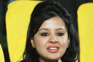 క్రికెటర్ బట్టతలపై సాక్షి ముద్దు.. మండిపడుతున్న అభిమానులు