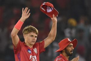 కరన్‌ 'హ్యాట్రిక్‌'.. ఐపీఎల్‌లో 18వ బౌలర్‌