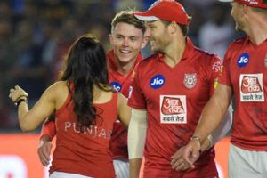 సామ్ కరన్‌తో 'ప్రీతి జింటా' స్టెప్పులు (వీడియో)