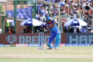 ధావన్, శ్రేయస్‌ అర్ధ శతకాలు.. బెంగళూరు లక్ష్యం 188