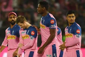 వార్నర్ ఔట్: రాజస్థాన్ విజయానికి కారణమైన స్మిత్ స్టన్నింగ్ క్యాచ్ (వీడియో)