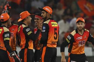 టాస్ గెలిచి ఫీల్డింగ్ ఎంచుకున్న సన్‌రైజర్స్