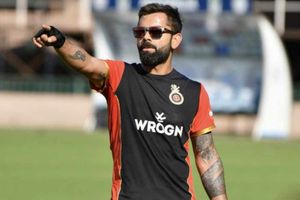 కోహ్లీని కెప్టెన్సీ నుంచి తప్పించండి: సోషల్ మీడియాలో ట్వీట్స్