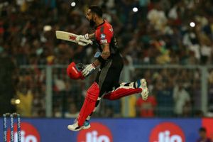 ఐపీఎల్‌లో అత్యధిక సెంచరీలు: 2వ ఆటగాడిగా కోహ్లీ, ప్రశంసల వర్షం