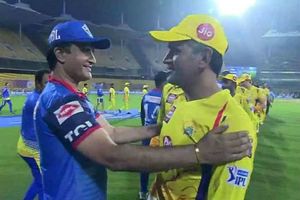 దాదాతో ధోని కరచాలనం: సోషల్ మీడియాలో వైరల్ అయిన ఫోటో