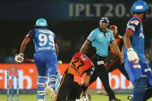 మిశ్రా అబ్‌స్ట్రక్టింగ్‌ ద ఫీల్డ్‌ .. బెస్ట్ బ్యాట్స్‌మన్‌ అంటూ ట్విట్టర్లో జోకులు