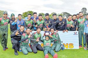 చారిత్రక విజయం: తొలి ముక్కోణపు సిరీస్‌ ట్రోఫీ నెగ్గిన బంగ్లా