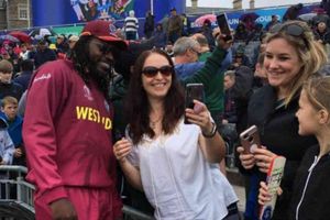 వర్షంతో నిలిచిన మ్యాచ్: ఆటోగ్రాఫ్‌లు, సెల్ఫీలతో సందడి చేసిన గేల్