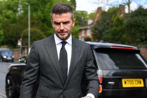 సెల్ ఫోన్ డ్రైవింగ్‌.. బెక‌హ‌మ్‌పై ఆర్నెళ్ల నిషేధం