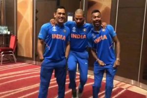 ధోని, పాండ్యాల మధ్యలో శిఖర్ ధావన్: సోషల్ మీడియాలో వీడియో వైరల్