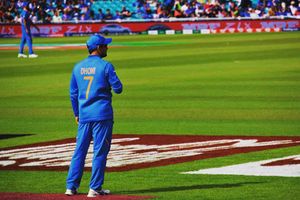 అరుదైన సన్నివేశం.. లండన్‌లో ధోనీ క్రేజ్‌ చూసారా!! (వీడియో)