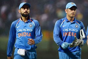 గేమ్ ఛేంజర్ అతడే: కోహ్లీ, మిగతా ఆటగాళ్లకు గ్రౌండ్‌లో ధోనినే కెప్టెన్