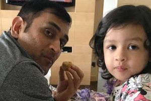 ఓటేసిన ధోనీ.. జీవా సందేశం విన్నారా? (వీడియో)