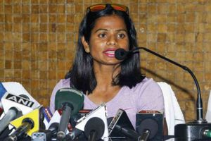 డబ్బుల కోసం మా అక్కే బ్లాక్‌ మెయిల్‌ చేసింది